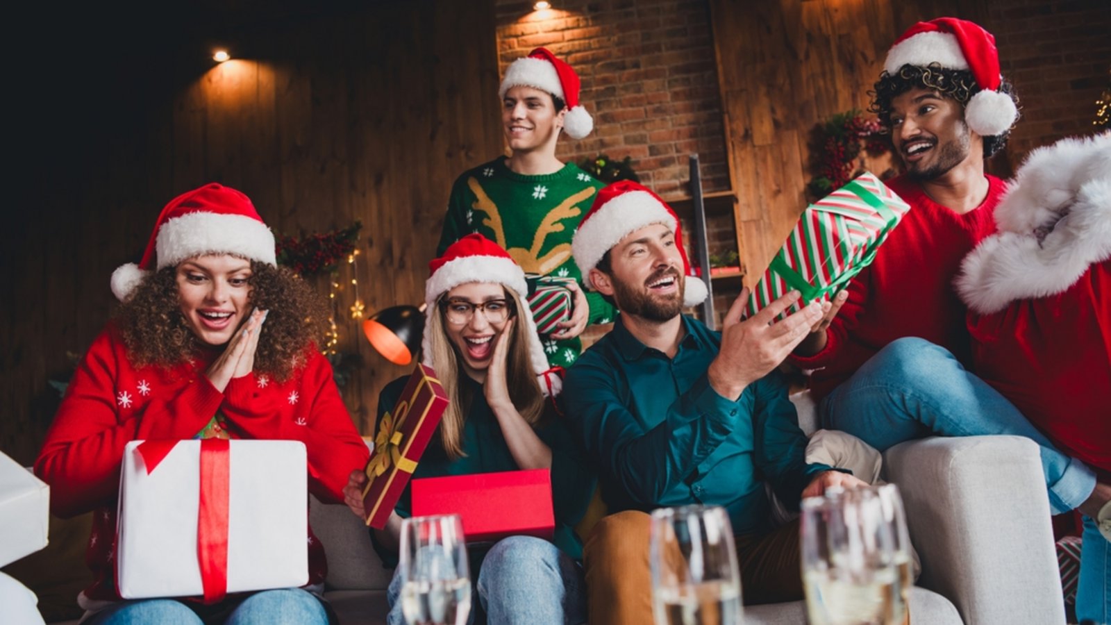 Beim Schrottwichteln gibt es oft lustige Überraschungen.Foto: Roman Samborskyi/ Shutterstock Beim Schrottwichteln gibt es oft lustige Überraschungen.Foto: Roman Samborskyi/ Shutterstock