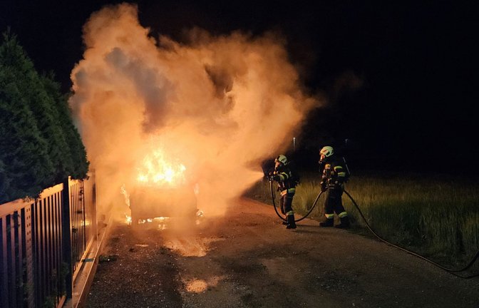 Das Auto eines Mitglieds der Zeugen Jehovas in der Gemeinde Premstätten im südlichen Bundesland Steiermark steht in Flammen.<span class='image-autor'>Foto: Christian Glauninger/FF ZETTLING/dpa</span>