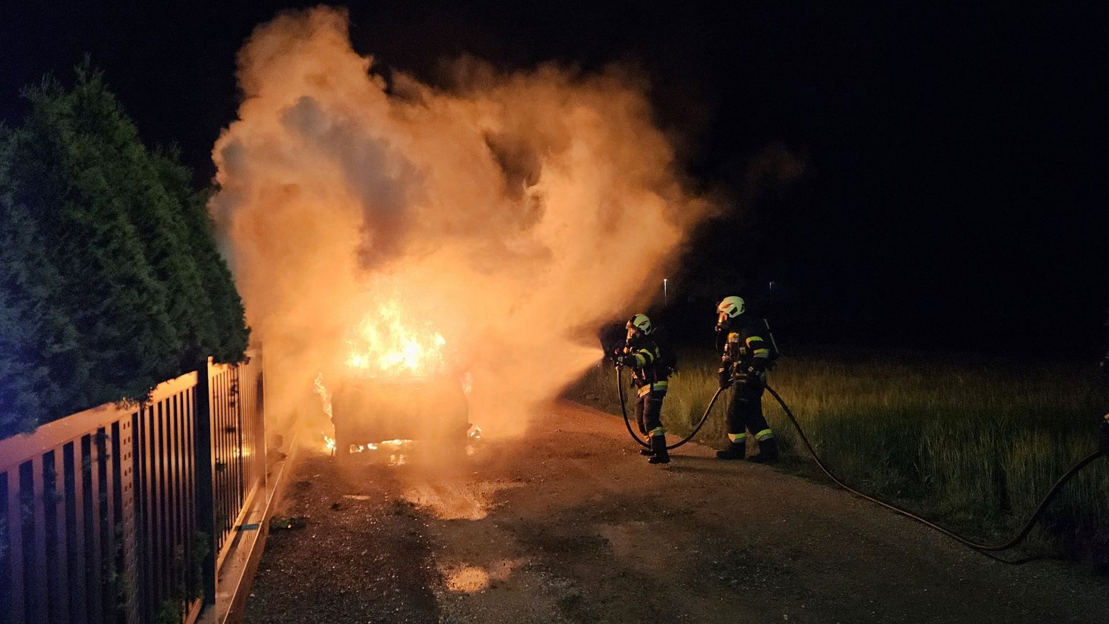 Das Auto eines Mitglieds der Zeugen Jehovas in der Gemeinde Premstätten im südlichen Bundesland Steiermark steht in Flammen.Foto: Christian Glauninger/FF ZETTLING/dpa