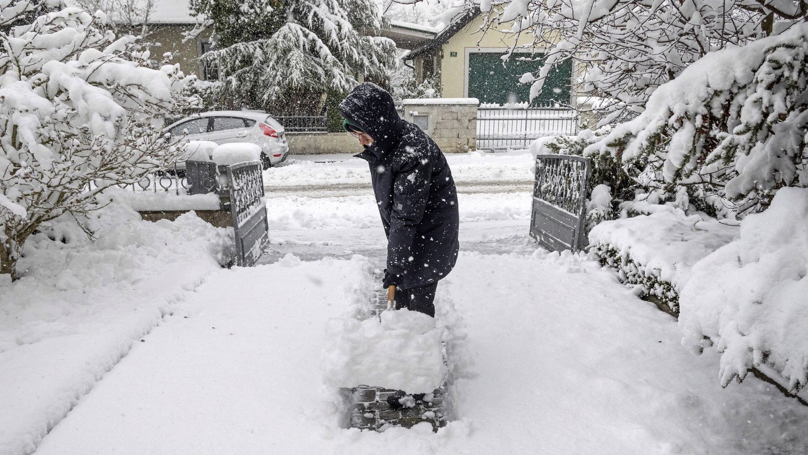 Wer am Herzen vorbelastet ist, sollte auf anstrengende Arbeit im Freien wie Schneeschippen im Winter besser verzichten.Foto: Imago/Chromorange Wer am Herzen vorbelastet ist, sollte auf anstrengende Arbeit im Freien wie Schneeschippen im Winter besser verzichten.Foto: Imago/Chromorange