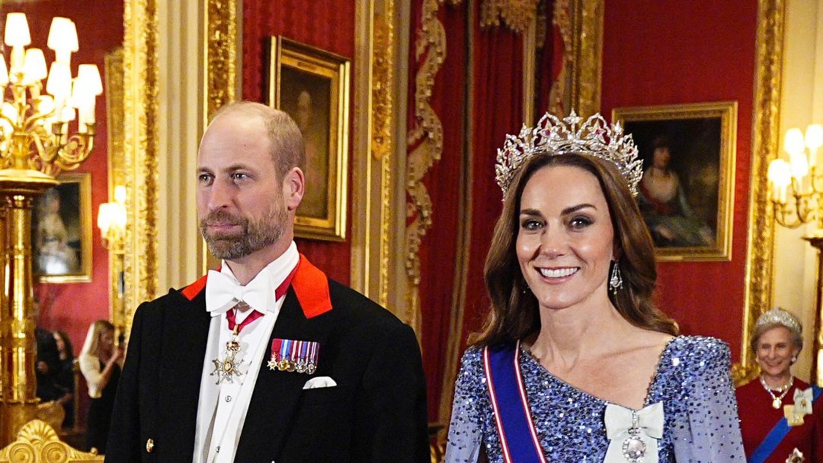 Dezember: Was funkelt schöner? Königin Victorias „Oriental Circlet“-Tiara  (höchstpersönlich entworfen von ihrem deutschen Ehemann Prinz Albert) oder Kates kornblumenblaues Capekleid von Jenny Packham mit seinen Kristallen und Pailletten? Egal – dieser Auftritt beim Staatsdinner für die Steinmeiers war königlich.Foto: Aaron Chown/PA Wire/dpa