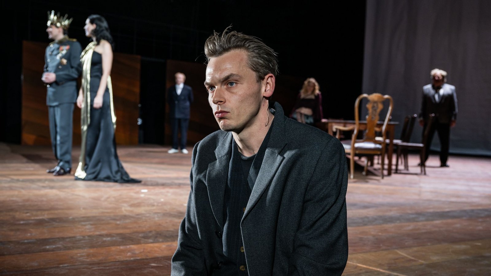 Hamlet (Franz Pätzold) im Schauspielhaus Stuttgart –
total genervt von seiner Mutter (Katharina Hauter) und Onkel Claudius (Felix Strobel), der nun sein Stiefvater ist.Foto: T+T Fotografie / Toni Suter + T Hamlet (Franz Pätzold) im Schauspielhaus Stuttgart –
total genervt von seiner Mutter (Katharina Hauter) und Onkel Claudius (Felix Strobel), der nun sein Stiefvater ist.Foto: T+T Fotografie / Toni Suter + T