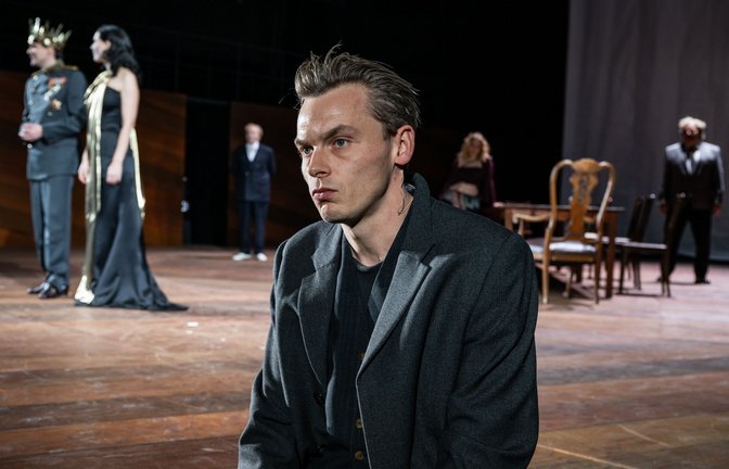 Hamlet (Franz Pätzold) im Schauspielhaus Stuttgart – 
total  genervt von seiner Mutter (Katharina Hauter) und  Onkel Claudius (Felix Strobel), der nun sein Stiefvater ist.<span class='image-autor'>Foto: T+T Fotografie / Toni Suter + T</span>