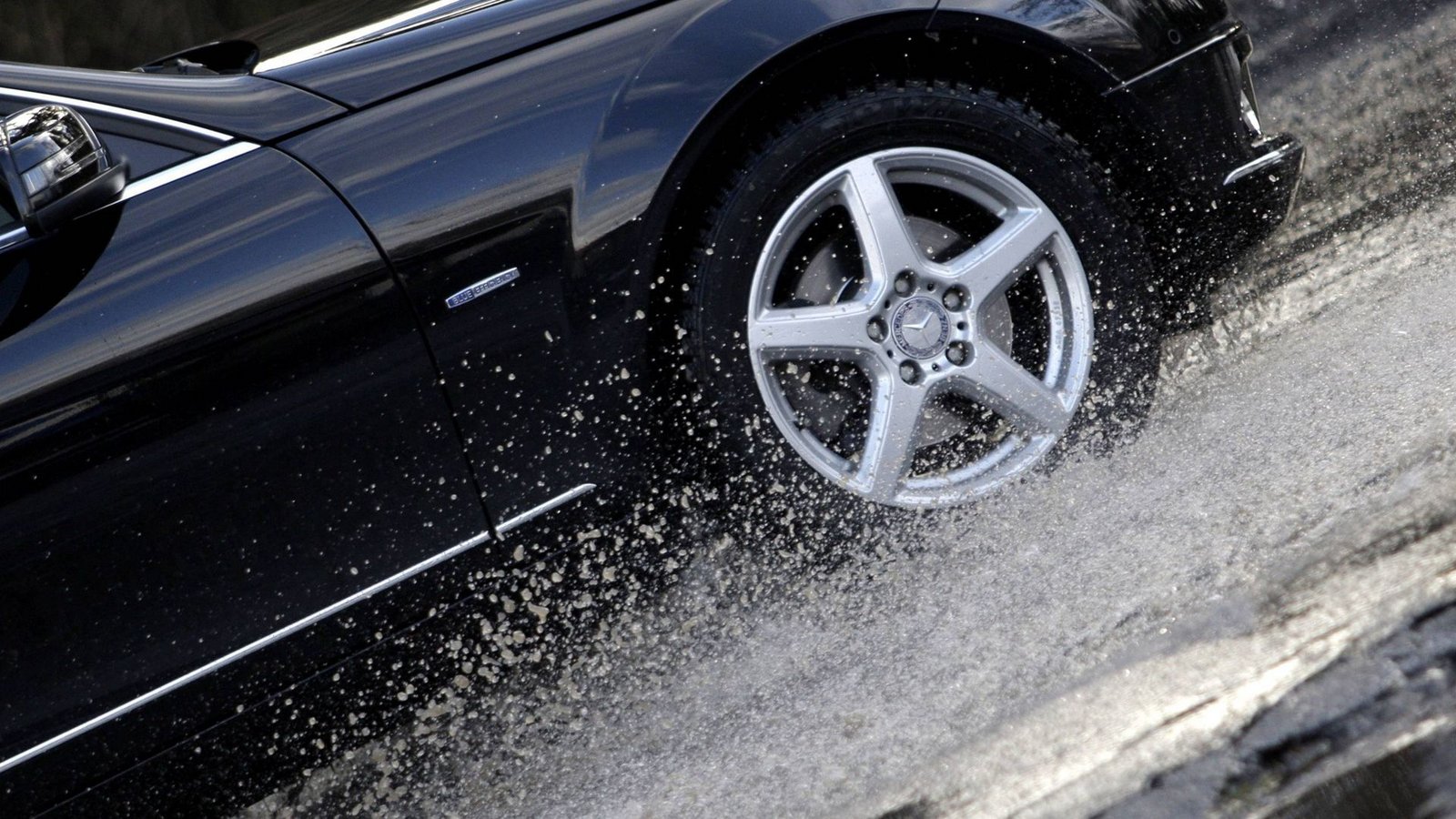 Der 21-Jährige verlor infolge von Aquaplaning die Kontrolle über den Mercedes. (Symbolbild)Foto: imago / Mika Volkmann/imago stock&people Der 21-Jährige verlor infolge von Aquaplaning die Kontrolle über den Mercedes. (Symbolbild)Foto: imago / Mika Volkmann/imago stock&people
