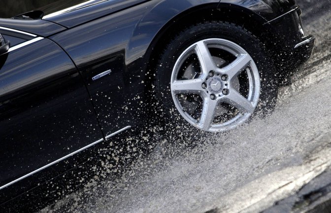 Der 21-Jährige verlor infolge von Aquaplaning die Kontrolle über den Mercedes. (Symbolbild)<span class='image-autor'>Foto: imago / Mika Volkmann/imago stock&people</span>