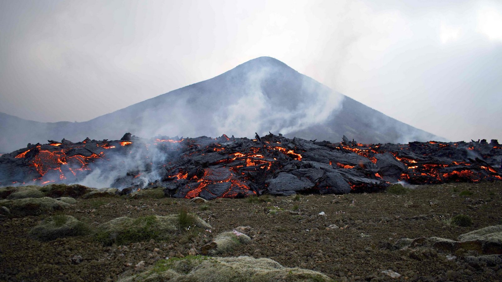 Live-Aufnahmen aus dem Gebiet zeigten aber dichte Rauchschwaden über der glühenden Lava. Die Wetterbehörde warnte vor starker und gefährlicher Gasbildung, die sich bis in die Hauptstadtregion erstrecken könnte.Foto: AFP/Jeremie Richard