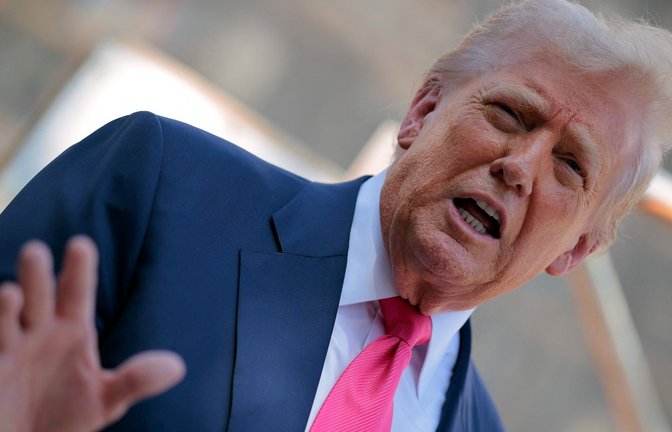 Trump habe ein Dekret unterschrieben, das den Zollsatz für viele indische Produkte auf 50 Prozent verdoppele.<span class='image-autor'>Foto: Getty Images via AFP/CHIP SOMODEVILLA</span>