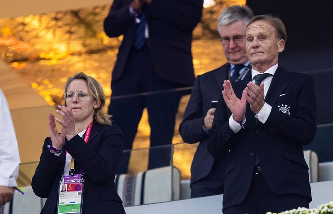Donata Hopfen (l), Vorsitzende der DFL-Geschäftsführung, und Hans-Joachim Watzke (r) bei einem Spiel der deutschen Auswahl im Stadion.<span class='image-autor'>Foto: Tom Weller/dpa</span>