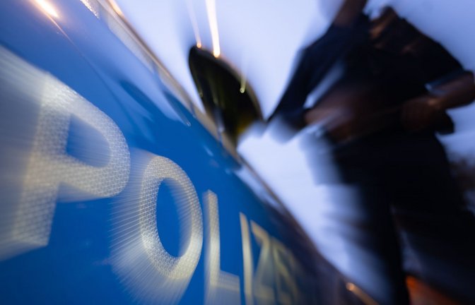 Die Polizei konnte die Frau erst unter Kontrolle bringen, als eine zweite Streife angerückt war. (Symbolfoto)<span class='image-autor'>Foto: Marijan Murat/dpa</span>