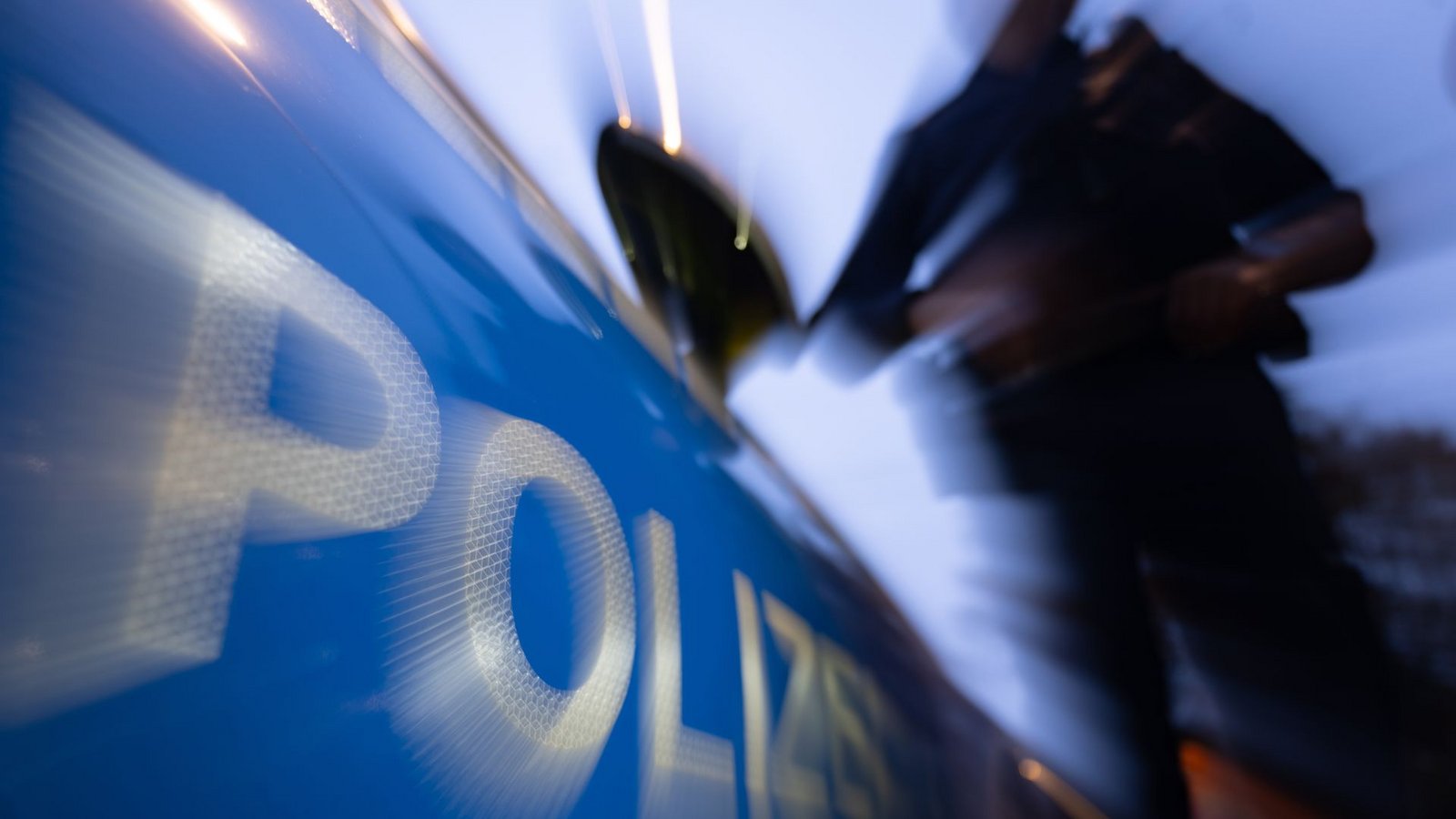 Die Polizei konnte die Frau erst unter Kontrolle bringen, als eine zweite Streife angerückt war. (Symbolfoto)Foto: Marijan Murat/dpa