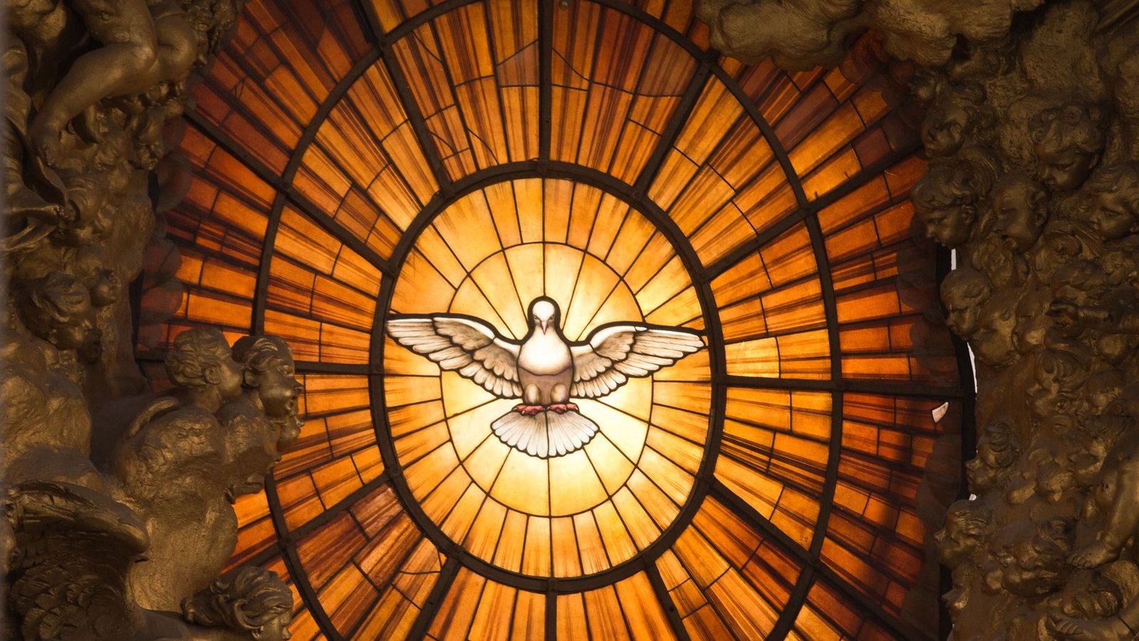 Den Heiligen Geist kann man nicht sehen. Stattdessen wird er häufig durch eine Taube symbolisiert wie bei dieser Darstellung auf einem Kirchenfenster im Petersdom in Rom.Foto: dpa/Michael Kappeler Den Heiligen Geist kann man nicht sehen. Stattdessen wird er häufig durch eine Taube symbolisiert wie bei dieser Darstellung auf einem Kirchenfenster im Petersdom in Rom.Foto: dpa/Michael Kappeler