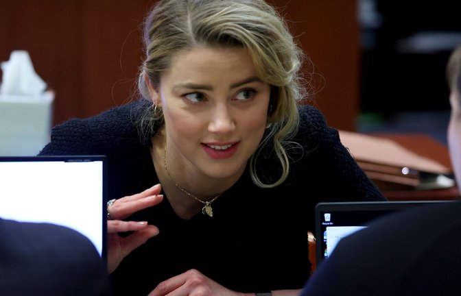 Die Schauspielerin Amber Heard bespricht sich mit ihrem Anwaltsteam.<span class='image-autor'>Foto: Michael Reynolds/EPA Pool/AP/dpa</span>