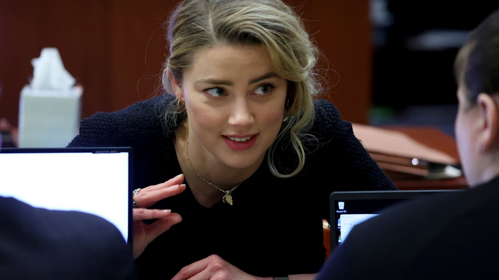 Die Schauspielerin Amber Heard bespricht sich mit ihrem Anwaltsteam.Foto: Michael Reynolds/EPA Pool/AP/dpa