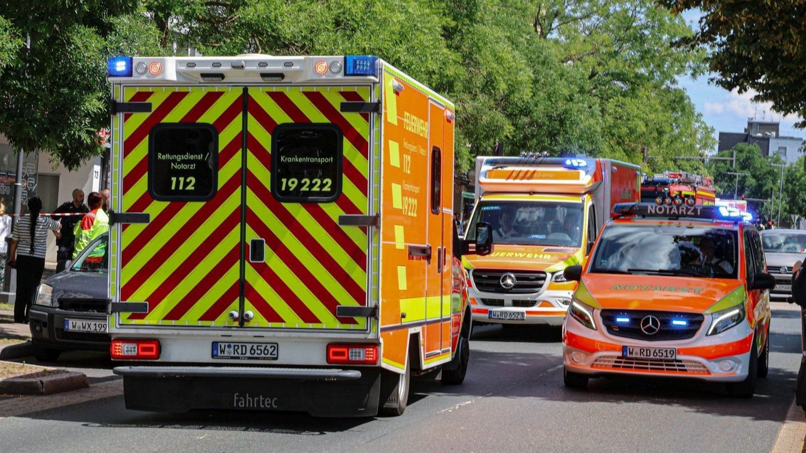 Einsatzort in Wuppertal: Ein kleiner Junge ist aus einem der oberen Stockwerke auf den Gehweg gefallen.Foto: Christoph Petersen/dpa/Christoph Petersen Einsatzort in Wuppertal: Ein kleiner Junge ist aus einem der oberen Stockwerke auf den Gehweg gefallen.Foto: Christoph Petersen/dpa/Christoph Petersen