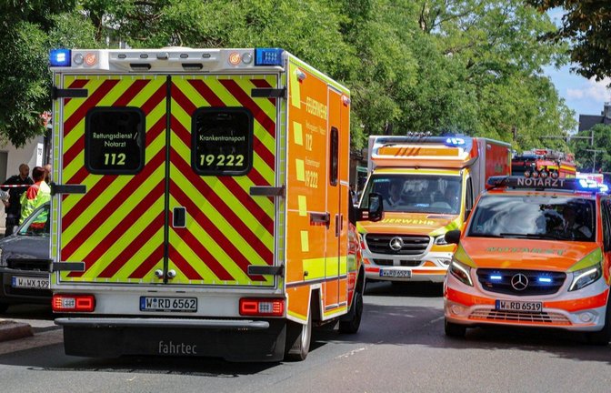 Einsatzort in Wuppertal: Ein kleiner Junge ist aus einem der oberen Stockwerke auf den Gehweg gefallen.<span class='image-autor'>Foto: Christoph Petersen/dpa/Christoph Petersen</span>