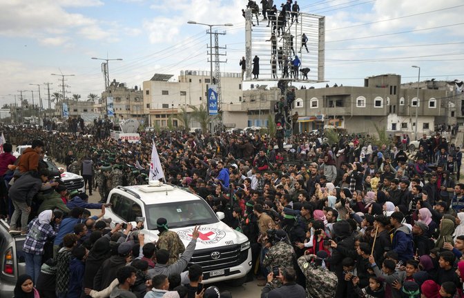 Menschenmassen begleiten die Freilassung der Geiseln.<span class='image-autor'>Foto: dpa/Abdel Kareem Hana</span>
