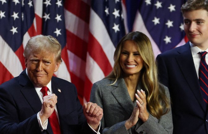 Trump feiert auf der Bühne mit Gattin Melania und Sohn Barron.<span class='image-autor'>Foto: AFP/John Moore</span>