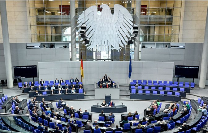 Was sollen die Bundestagsabgeordneten verdienen? Darüber gibt es mal wieder  Streit.<span class='image-autor'>Foto: dpa</span>