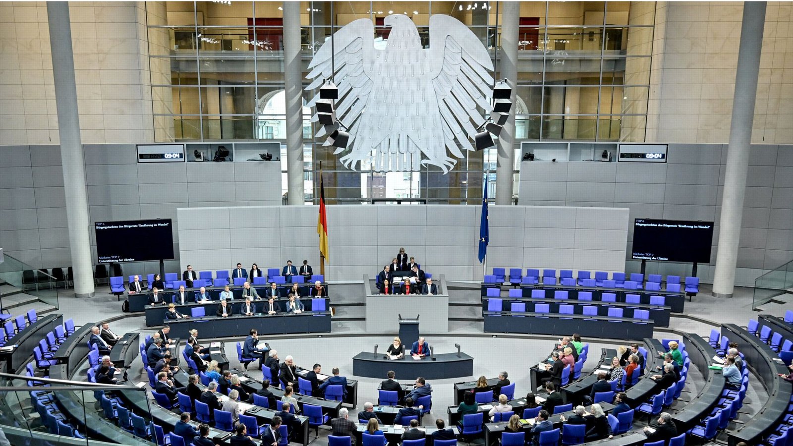 Was sollen die Bundestagsabgeordneten verdienen? Darüber gibt es mal wieder Streit.Foto: dpa Was sollen die Bundestagsabgeordneten verdienen? Darüber gibt es mal wieder Streit.Foto: dpa