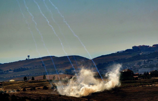 Rauchschwaden nach einem israelischen Luftangriff auf das südlibanesische Dorf Arnoun.<span class='image-autor'>Foto: Stringer/dpa</span>
