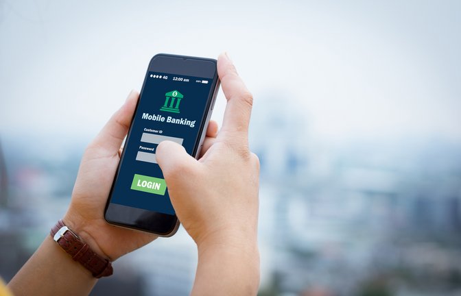 Das Geld wird nachträglich monatlich überwiesen.<span class='image-autor'>Foto: panuwat phimpha / shutterstock.com</span>