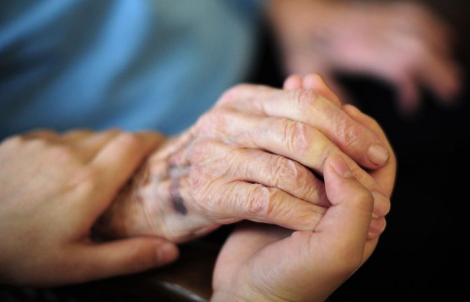 Im Februar 2025 hatte erstmals eine Pflegekasse Liquiditätshilfen aus dem Ausgleichsfonds der gesetzlichen Pflegeversicherung beantragen müssen, um eine Zahlungsunfähigkeit abzuwenden.<span class='image-autor'>Foto: Daniel Reinhardt/dpa</span>