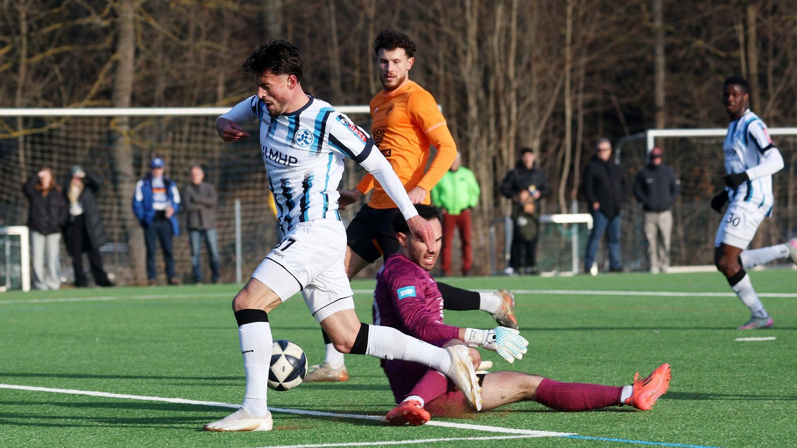 Flamur Berisha zieht an CfR-Keeper Kadir Cetiner vorbei und trifft zum 1:0.Foto: Baumann/Julia Rahn Flamur Berisha zieht an CfR-Keeper Kadir Cetiner vorbei und trifft zum 1:0.Foto: Baumann/Julia Rahn