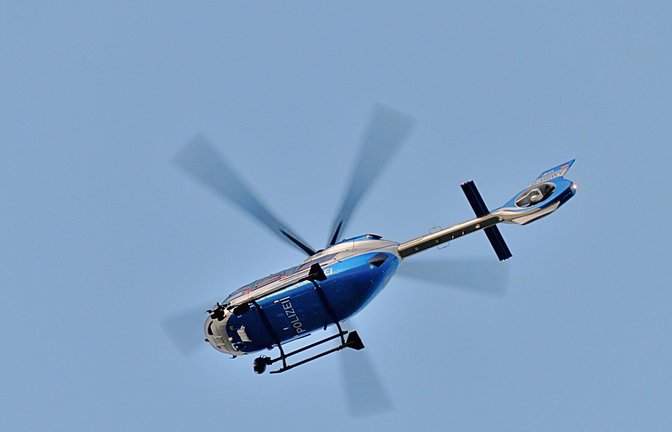 Unter anderem mit einem Helikopter sucht die Polizei nach einem vermissten Kind in Ehingen (Symbolbild).<span class='image-autor'>Foto: IMAGO/Daniel Kubirski</span>