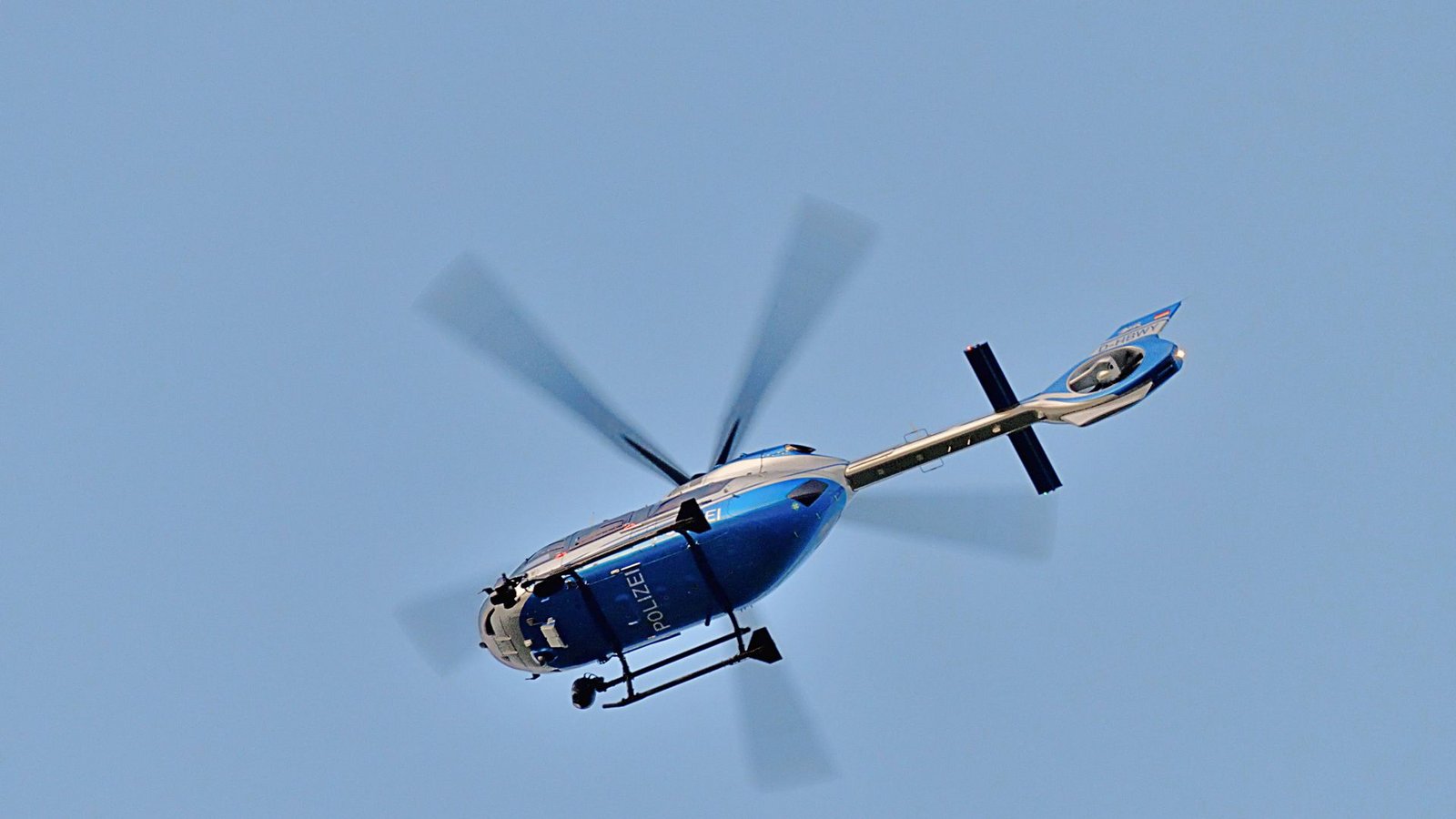 Unter anderem mit einem Helikopter sucht die Polizei nach einem vermissten Kind in Ehingen (Symbolbild).Foto: IMAGO/Daniel Kubirski Unter anderem mit einem Helikopter sucht die Polizei nach einem vermissten Kind in Ehingen (Symbolbild).Foto: IMAGO/Daniel Kubirski