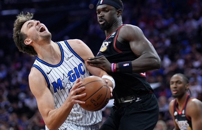 Musste mit Orlando eine Niederlage in Philadelphia hinnehmen: Franz Wagner (li).<span class='image-autor'>Foto: Matt Slocum/AP/dpa</span>