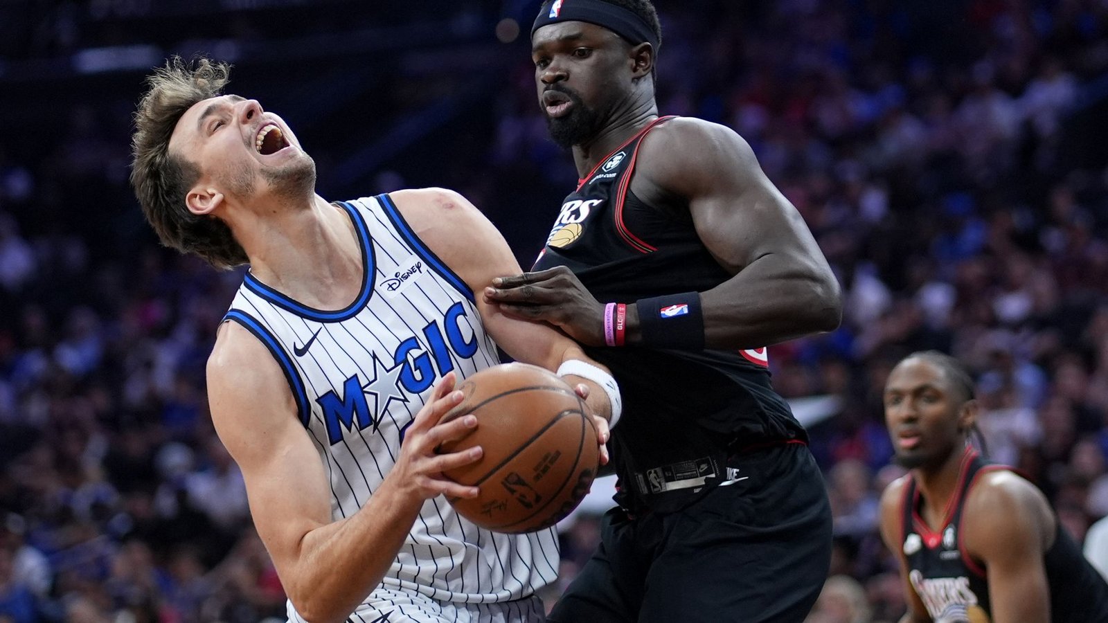 Musste mit Orlando eine Niederlage in Philadelphia hinnehmen: Franz Wagner (li).Foto: Matt Slocum/AP/dpa Musste mit Orlando eine Niederlage in Philadelphia hinnehmen: Franz Wagner (li).Foto: Matt Slocum/AP/dpa