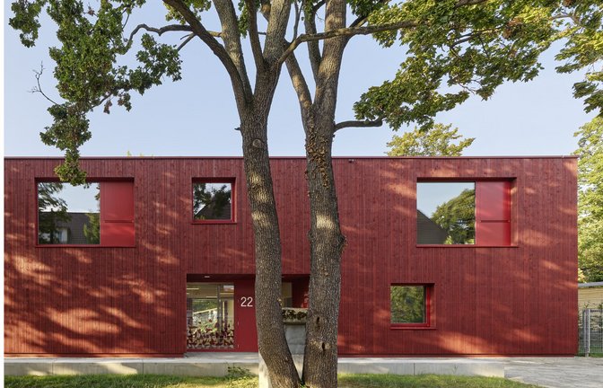 Holz zählt auch für das Stuttgarter Büro Birk Heilmeyer und Frenzel Architekten zu den bevorzugten Baustoffen, so etwa auch bei der „Kita im Park“ im Stuttgarter Osten, die mit dem Hugo-Häring-Landespreis 2021 ausgezeichnet wurde.<span class='image-autor'>Foto: Zooey Braun/Birk Heilmeyer/ und Frenzel</span>