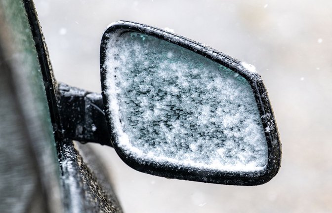 Wintereinbruch in Bayern – oberhalb von 800 Metern hat es geschneit, unterhalb droht überfrierende Nässe.<span class='image-autor'>Foto: Armin Weigel/dpa</span>