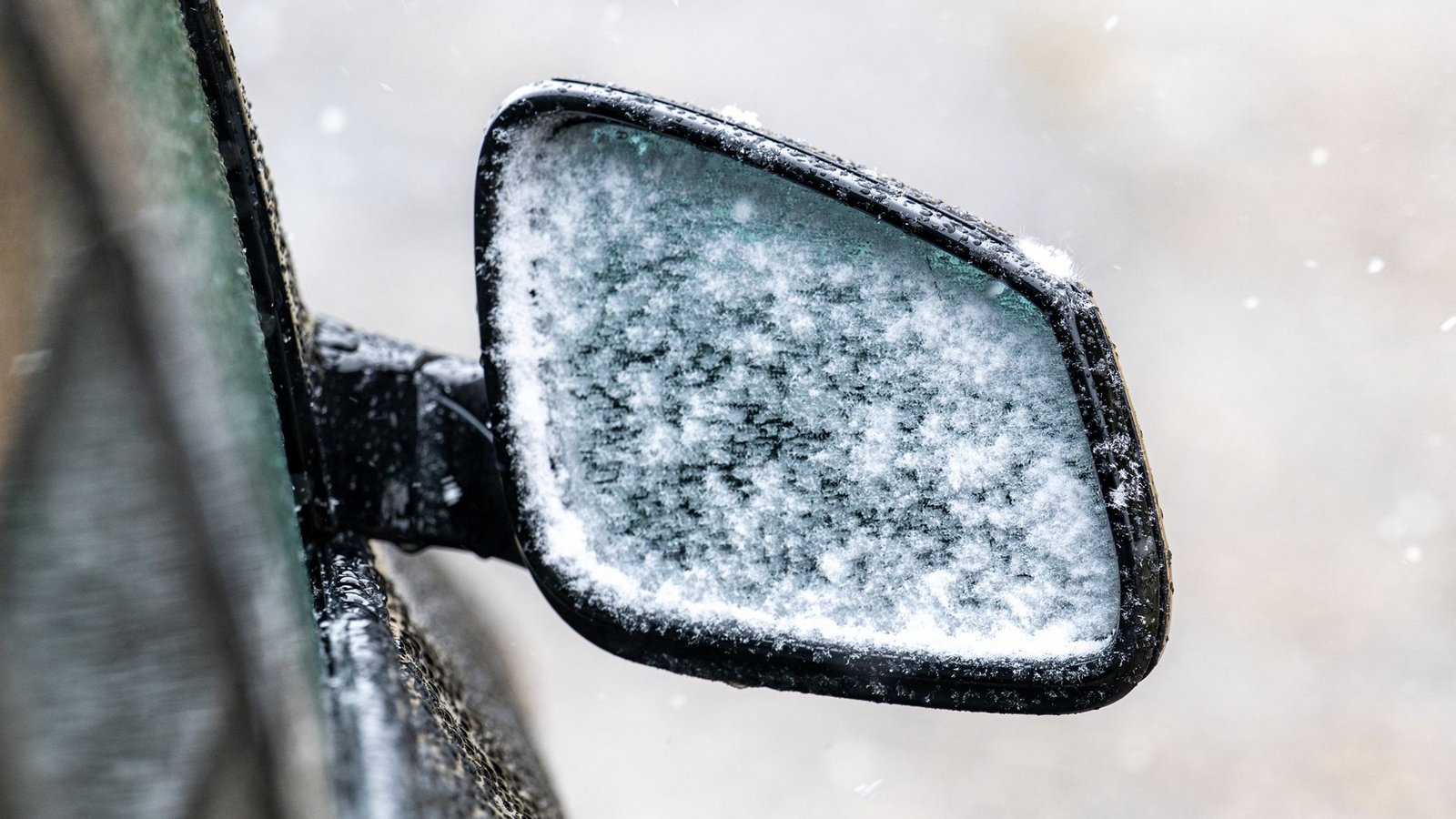 Wintereinbruch in Bayern – oberhalb von 800 Metern hat es geschneit, unterhalb droht überfrierende Nässe.Foto: Armin Weigel/dpa