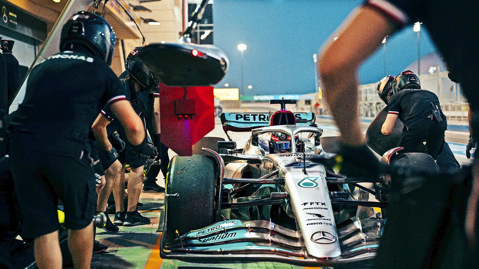 Bei den Testfahrten vor der Saison in Bahrain wurde nicht nur der Silberpfeil auf Herz und Nieren getestet, sondern auch die Kraft- und Schmierstoffe.Foto: Mercedes-Benz AG/Sebastian Kawka