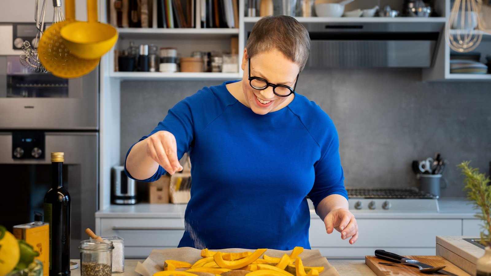 Jede Woche Pflanzen zu zählen, kann genussfreudig sein. Das weiß Katharina Seiser. Sie hat auch festgestellt, welche körperlichen Auswirkungen diese Ernährung haben kann.Foto: Brandstätter Verlag/Gianmaria Gava Jede Woche Pflanzen zu zählen, kann genussfreudig sein. Das weiß Katharina Seiser. Sie hat auch festgestellt, welche körperlichen Auswirkungen diese Ernährung haben kann.Foto: Brandstätter Verlag/Gianmaria Gava