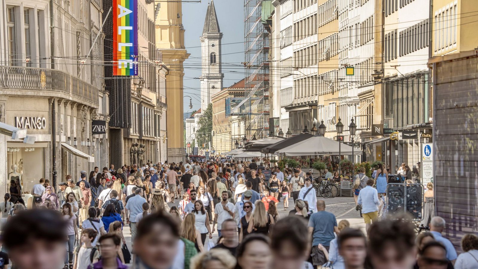 Eine neue Studie beleuchtet den Zusammenhang zwischen wirtschaftlicher Ungleichheit und dem Frieden in einem Land.Foto: IMAGO/Wolfgang Maria Weber/IMAGO/Wolfgang Maria Weber Eine neue Studie beleuchtet den Zusammenhang zwischen wirtschaftlicher Ungleichheit und dem Frieden in einem Land.Foto: IMAGO/Wolfgang Maria Weber/IMAGO/Wolfgang Maria Weber