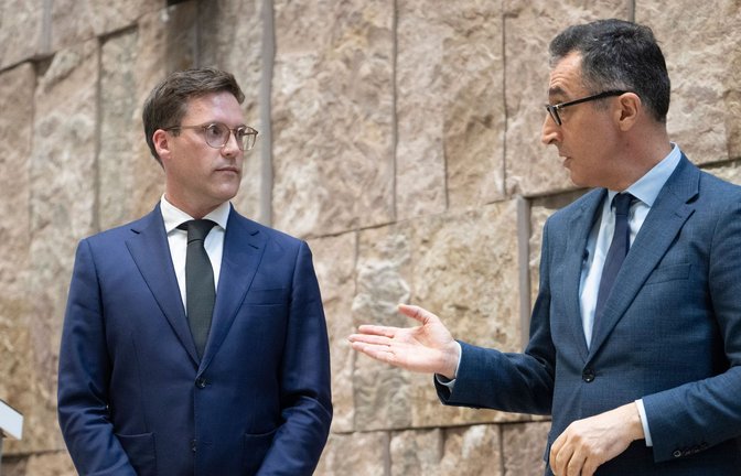 Zwei Wochen ist es her, dass Manuel Hagel und Cem Özdemir Einigkeit demonstrierten. Seither ist wenig passiert.<span class='image-autor'>Foto: Marijan Murat/dpa</span>