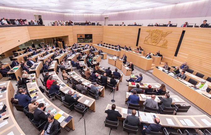 Sonntags ist der Plenarsaal des Landtags leer – das heißt aber nicht, dass die Abgeordneten auch Pause haben.<span class='image-autor'>Foto: dpa/Christoph Schmidt</span>