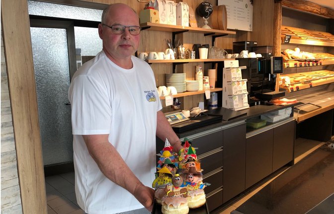 Bäcker Ralf Herrmann mit seinen Berlinern, die wegen der Faschingsfiguren für Aufregung sorgen.<span class='image-autor'>Foto: Florian Dürr</span>