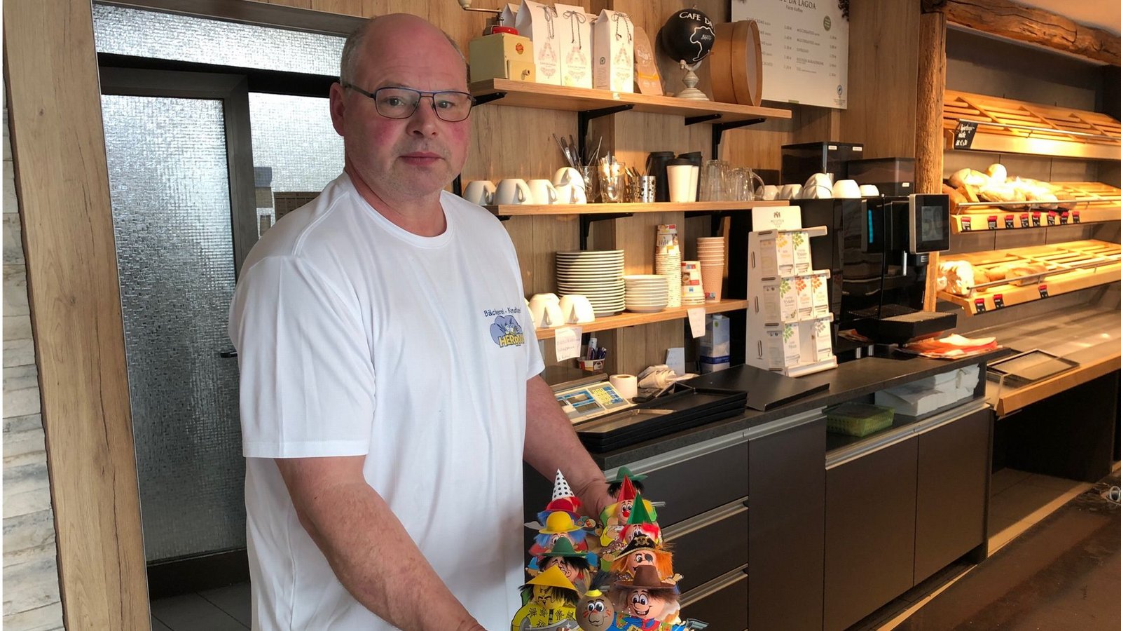 Bäcker Ralf Herrmann mit seinen Berlinern, die wegen der Faschingsfiguren für Aufregung sorgen.Foto: Florian Dürr Bäcker Ralf Herrmann mit seinen Berlinern, die wegen der Faschingsfiguren für Aufregung sorgen.Foto: Florian Dürr