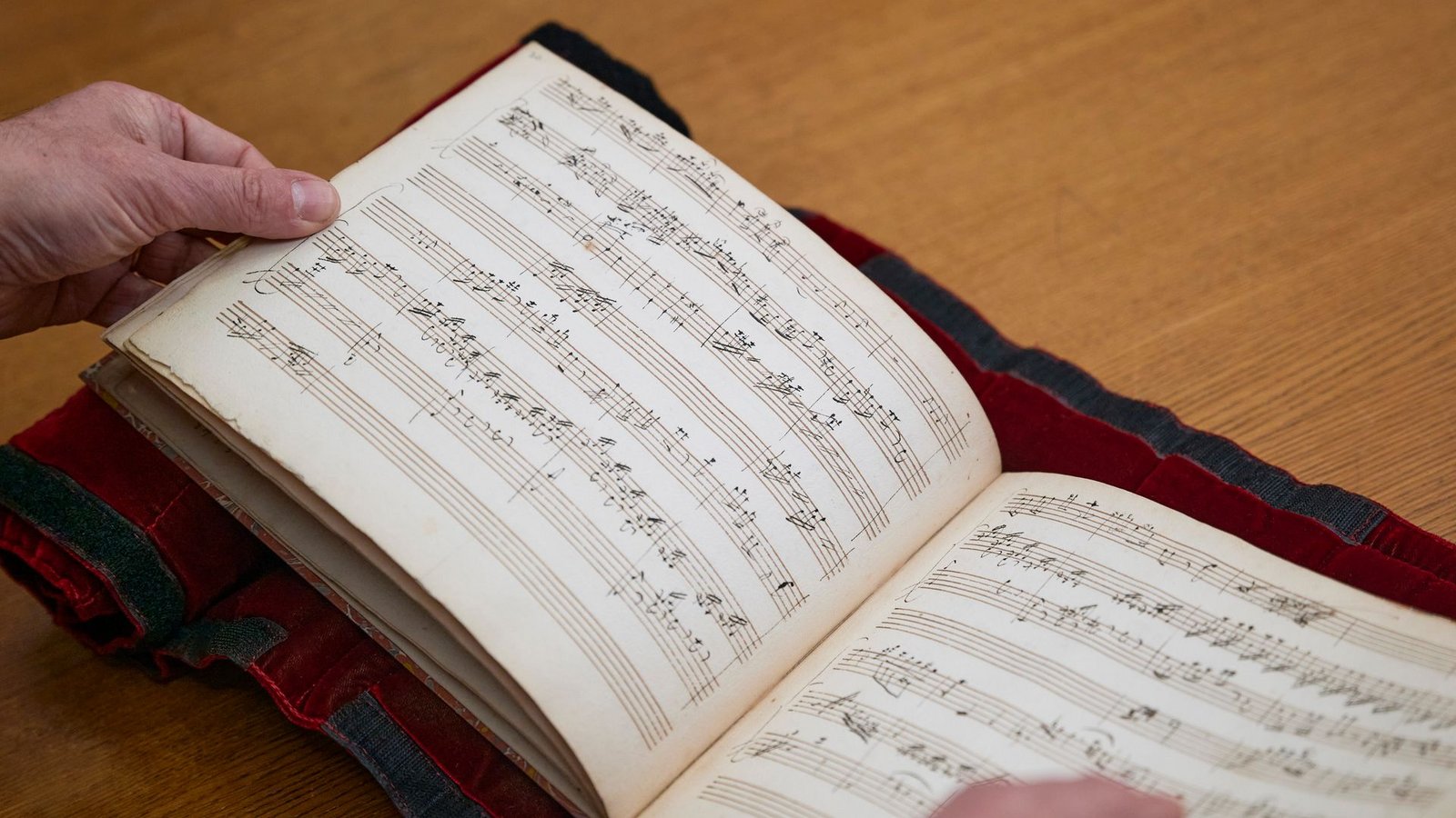 Das im Februar entdeckte Musikheft wirft neues Licht auf Mozarts letzten Aufenthalt in Paris.Foto: Jérémy Halkin/Französische Nationalbibliothek/dpa Das im Februar entdeckte Musikheft wirft neues Licht auf Mozarts letzten Aufenthalt in Paris.Foto: Jérémy Halkin/Französische Nationalbibliothek/dpa