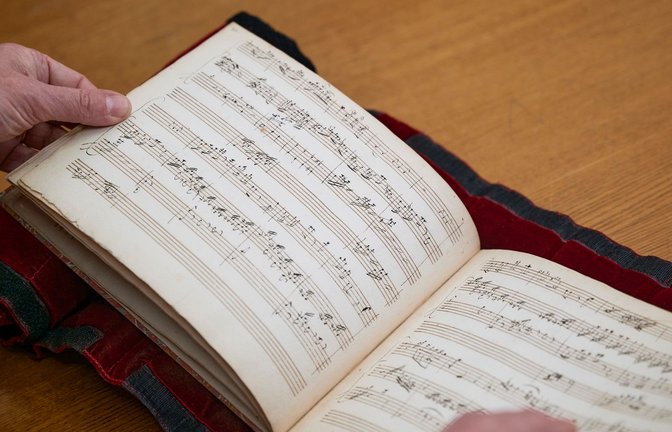 Das im Februar entdeckte Musikheft wirft neues Licht auf Mozarts letzten Aufenthalt in Paris.<span class='image-autor'>Foto: Jérémy Halkin/Französische Nationalbibliothek/dpa</span>