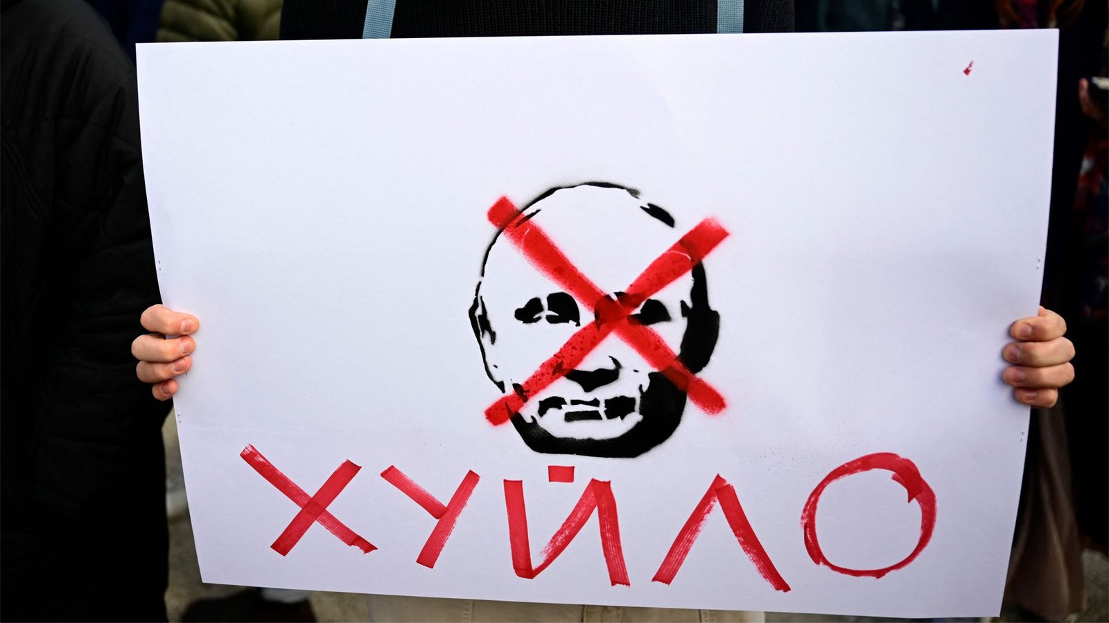 Protest gegen Kreml-Chef Wladimir Putin vor der russischen Botschaft in BerlinFoto: AFP/Tobias Schwarz Protest gegen Kreml-Chef Wladimir Putin vor der russischen Botschaft in BerlinFoto: AFP/Tobias Schwarz