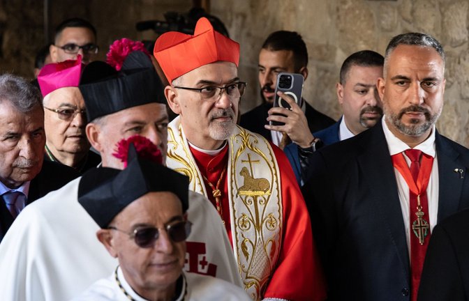 Kardinal Pierbattista Pizzaballa (m.), lateinischer Patriarch von Jerusalem, neben ihm Maher Canawati (r.), Bürgermeister von Bethlehem, beim Einzug in die Katharinenkirche an Heiligabend.<span class='image-autor'>Foto: Andrea Krogmann/KNA/Andrea Krogmann</span>