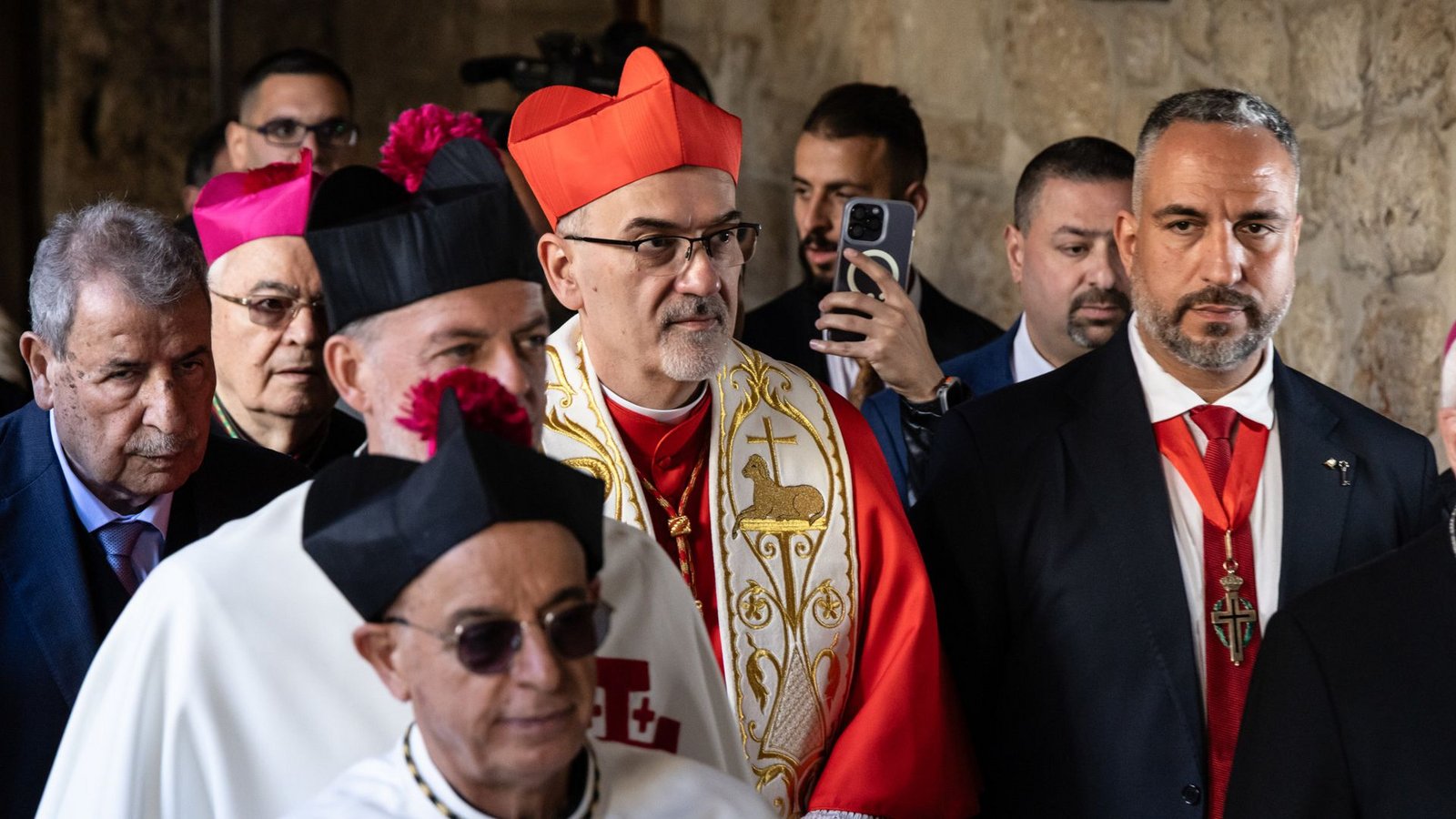 Kardinal Pierbattista Pizzaballa (m.), lateinischer Patriarch von Jerusalem, neben ihm Maher Canawati (r.), Bürgermeister von Bethlehem, beim Einzug in die Katharinenkirche an Heiligabend.Foto: Andrea Krogmann/KNA/Andrea Krogmann Kardinal Pierbattista Pizzaballa (m.), lateinischer Patriarch von Jerusalem, neben ihm Maher Canawati (r.), Bürgermeister von Bethlehem, beim Einzug in die Katharinenkirche an Heiligabend.Foto: Andrea Krogmann/KNA/Andrea Krogmann