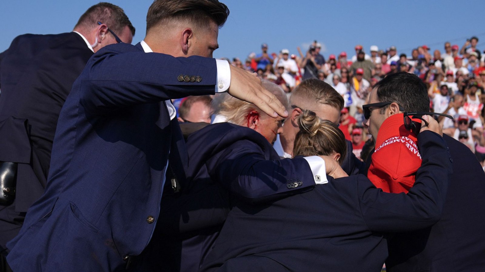 Sofort war der Secret Service zur Stelle, der auch für den Schutz von Ex-US-Präsidenten zuständig ist.Foto: dpa/Evan Vucci Sofort war der Secret Service zur Stelle, der auch für den Schutz von Ex-US-Präsidenten zuständig ist.Foto: dpa/Evan Vucci