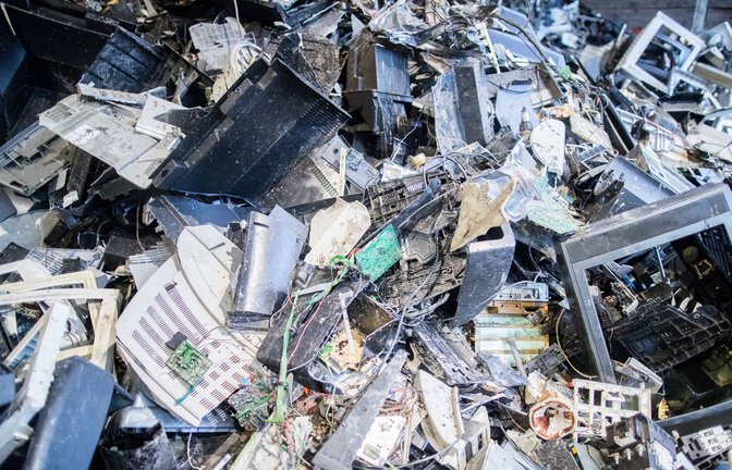 Elektroschrott liegt in einer Halle einer Recyclingfirma im nordrhein-westfälischen Lünen:  Auf dem Planeten wird einem neuen UN-Bericht zufolge immer mehr Elektroschrott produziert. Das Recycling kommt nicht hinterher.<span class='image-autor'>Foto: dpa/Marcel Kusch</span>