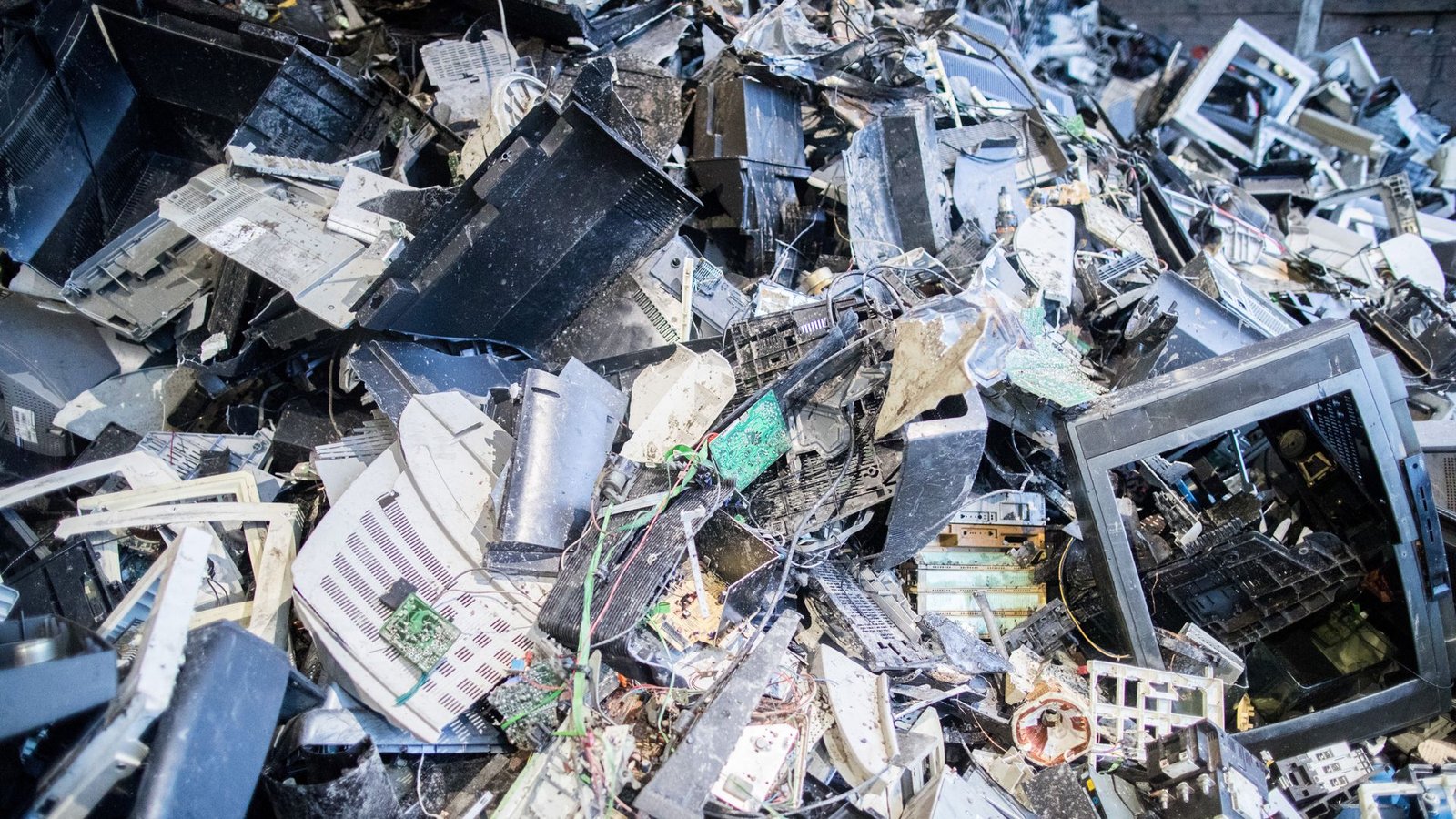 Elektroschrott liegt in einer Halle einer Recyclingfirma im nordrhein-westfälischen Lünen:  Auf dem Planeten wird einem neuen UN-Bericht zufolge immer mehr Elektroschrott produziert. Das Recycling kommt nicht hinterher.Foto: dpa/Marcel Kusch