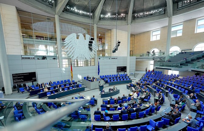 Die Fraktionen von Union und SPD wollen im Bundestag mit einer einmaligen Nullrunde bei den Bezügen der Abgeordneten ein Sparsignal in finanziell schwierigen Zeiten senden. (Archivbild)<span class='image-autor'>Foto: Michael Kappeler/dpa</span>
